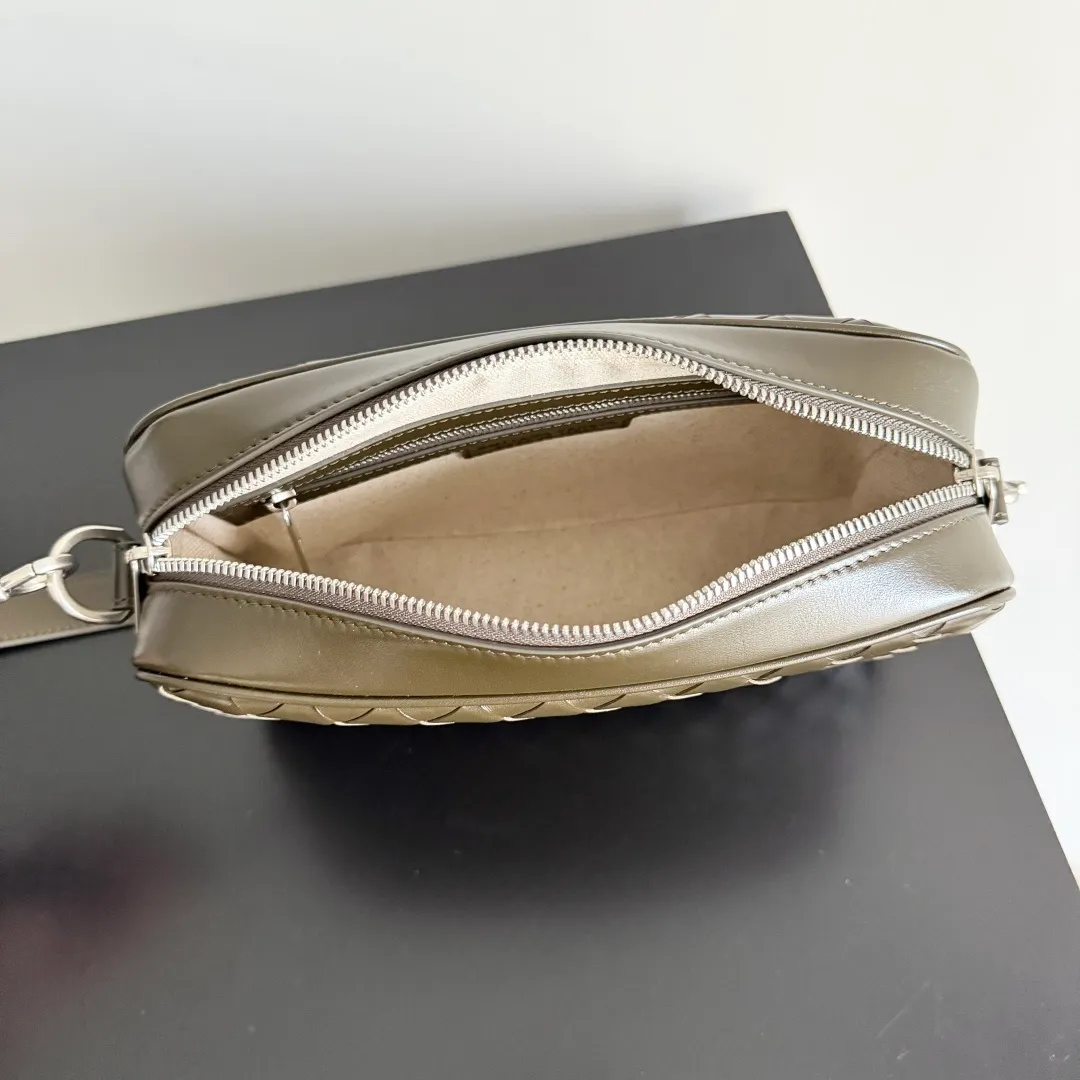 Batch 1820 BOTTEGA VENETA small INTRECCIATO woven camera bag This bv classic camera bag is a further evolution of classic woven technology, combining practicality and fashion, perfectly meeting multi-purpose needs! Classic leather handmade. Lightweight and large capacity. The shoulder strap is removable and adjustable. In addition to being worn cross-body, it can also be placed in the suitcase as a toiletry bag. It is very convenient for daily storage and classification. It also has hanging accessories to show your personality. No matter how complicated the world is, as long as you have a bag with you, everything will become better. Style number: 755923 Size: 24.5*15*6cm